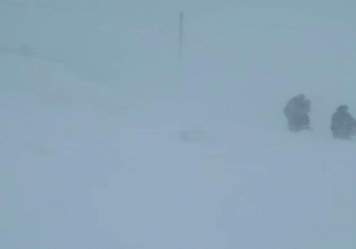 KARS Kardan yolu kapalı köydeki hastayı, sırtlarında ambulansa taşıdılar