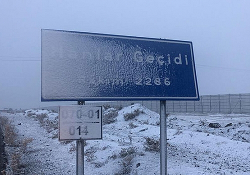 Kars'ta 2 bin 286 rakımlı Hanlar Geçidi bembeyaz