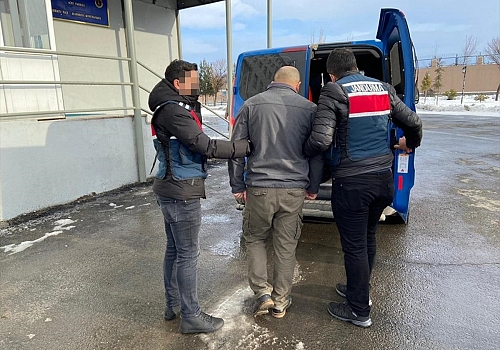 Kars'ta 4 yıldır aranan cinayet zanlısı Ağrı'da ahırda yakalandı