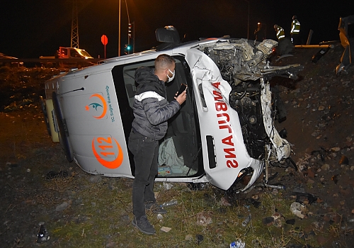Kars'ta ambulans ile otomobil çarpıştı: 4 yaralı