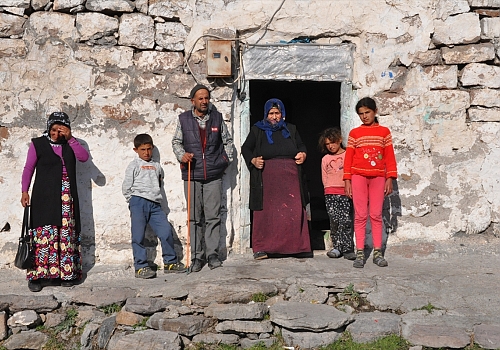 Kars'ta anne ve babanın engelli olduğu 5 kişilik aileye devlet ev yaptıracak