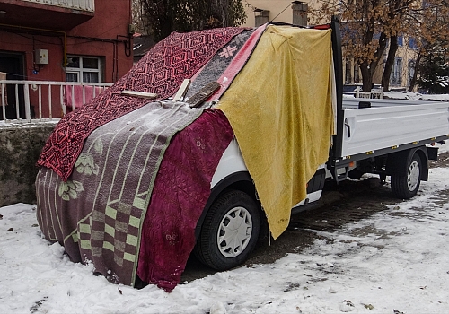 Kars'ta araçlar soğuktan halı ve battaniyelerle korunuyor