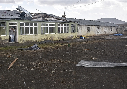 Kars'ta çıkan hortum evlerde hasar oluşturdu