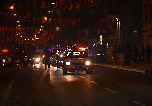 Kars'ta Cumhuriyet konvoyu ve lazer gösterisi