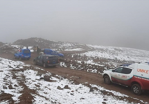 Kars'ta donmak üzere olan 2 çobanın imdadına yardım ekipleri yetişti