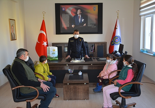 Kars'ta Emniyet bahçesine kendi imkanlarıyla fidan diken kardeşler ödüllendirildi