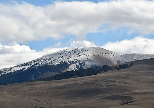Kars'ta etkili olan kar yüksek kesimleri beyaza bürüdü