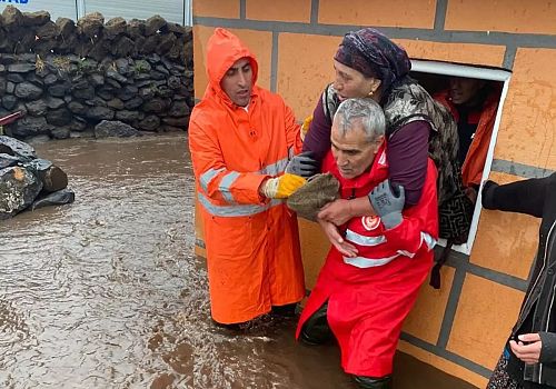 Kars'ta etkili olan sağanak yağış sonucu iki ev yıkıldı