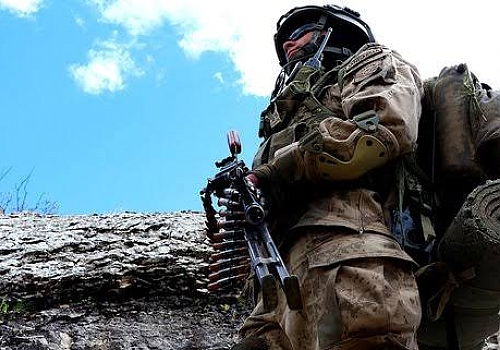 Kars'ta etkisiz hale getirilen 3 teröriste ait silah ve mühimmat ele geçirildi