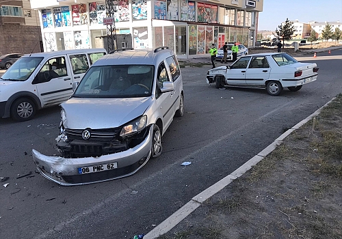 Kars'ta hafif ticari araç ile otomobil çarpıştı: 1'i bebek 4 yaralı