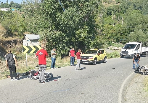 Kars'ta iki motosiklet çarpıştı: 2 yaralı