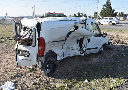 Kars'ta iki otomobil çarpıştı: 3 yaralı