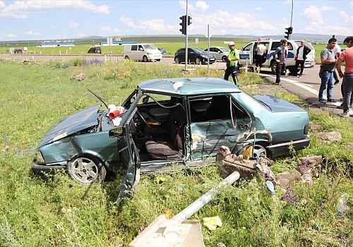 Kars'ta iki otomobilin çarpışması sonucu 5 kişi yaralandı.