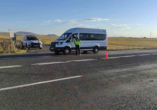 Kars’ta Jandarma’dan Düzensiz Göç ve Trafik Denetimi Uygulaması