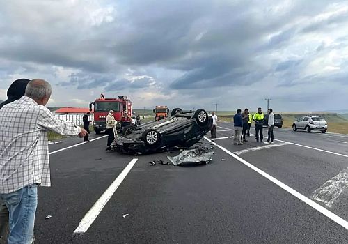 Kars'ta kamyona çarpan otomobil takla attı. Feci kazada 2 kişi yaralandı
