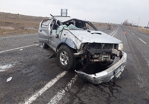 Kars'ta kamyonet devrildi: 1 ölü, 1 yaralı