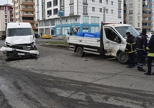 Kars'ta kamyonet ile minibüs çarpıştı: 3 yaralı