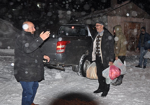 Kars'ta kar ve tipi yüzünden yolda mahsur kalan 15 kişi kurtarıldı