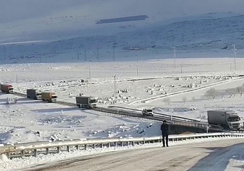 Kars'ta kar yolları kapattı, sis nedeniyle uçak seferleri aksadı