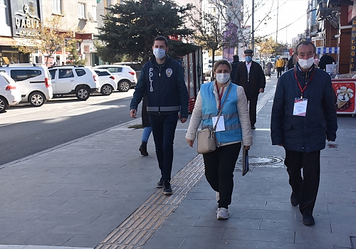 Kars'ta Kovid-19 önlemleri kapsamında uygulanan sigara içme yasağına ilişkin denetim