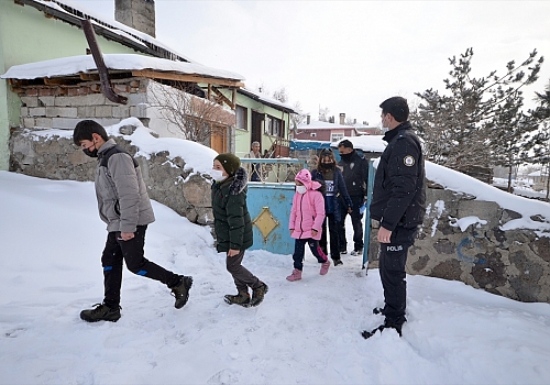 Kars'ta maddi durumu yetersiz minik yürekler kayakla tanıştı