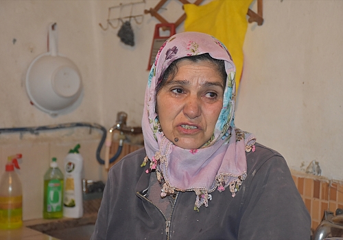 Kars'ta oğlunun çeyizi sel altında kalan kadın gözyaşı döktü