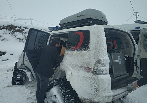 Kars'ta sağlık ekipleri köydeki hasta çocuğa paletli ambulansla ulaştı