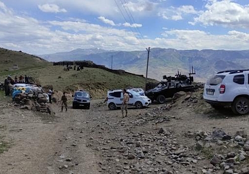  Kars'ta şarampole devrilen kamyonetteki bir astsubay şehit oldu, 3 sivil öldü, bir asker de yaralandı