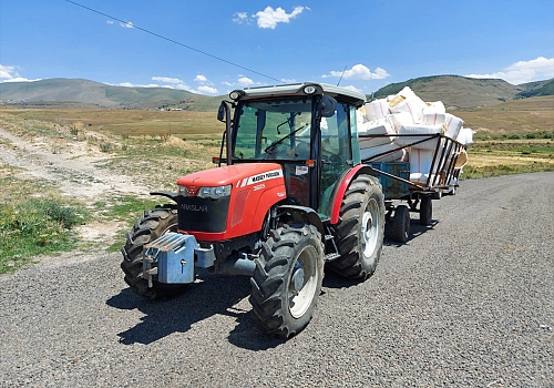 Kars'ta seyir halindeki traktör römorkunun altına düşen kişi öldü