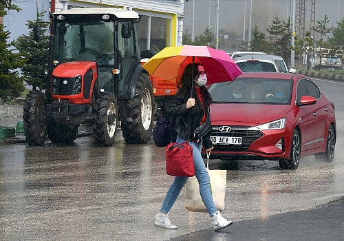 Kars'ta şiddetli sağanak sürücüler ile yayalara zor anlar yaşattı
