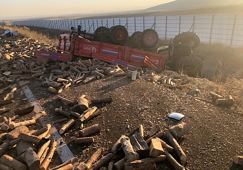 Kars'ta tanker ile odun yüklü traktör çarpıştı: 2 yaralı