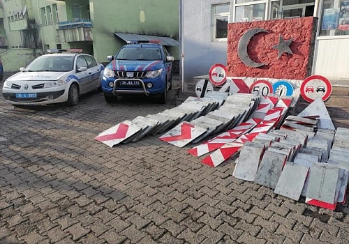Kars'ta trafik levhalarını çaldıkları iddiasıyla 3 şüpheli yakalandı