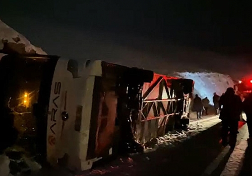 Kars'ta yolcu otobüsü devrildi: 4 ölü, 26 yaralı