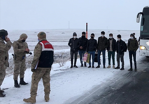 Kars'ta yolcu otobüsünde 7 düzensiz göçmen yakalandı