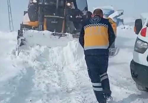 Kars'ta yolu kardan kapanan köyde mahsur kalan hasta ekiplerce hastaneye kaldırıldı
