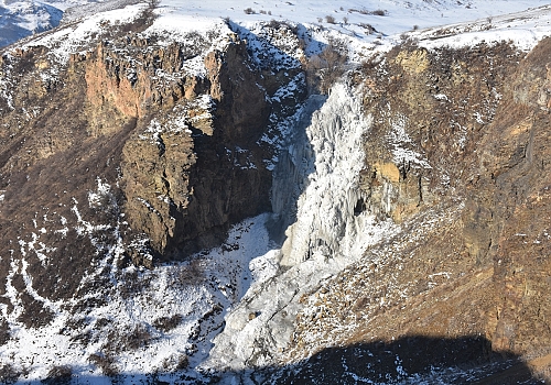Kars'taki Susuz Şelalesi soğuk havanın etkisiyle dondu