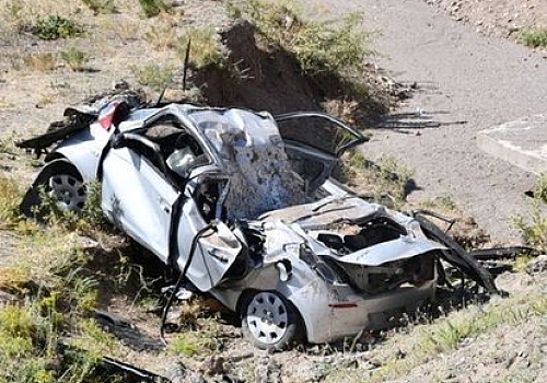 Kars tan Van a Tatile Giderken Ağrı'da Kaza Yaptılar 4 Ölü 1 Yaralı 