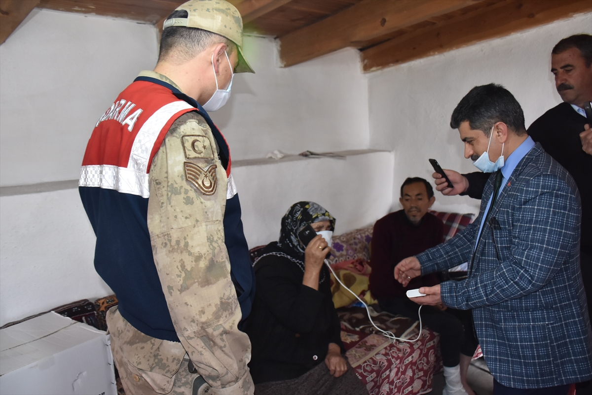 Kars Valisi Öksüz, sokağa çıkmaları kısıtlanan yaşlılara telefonla moral verdi