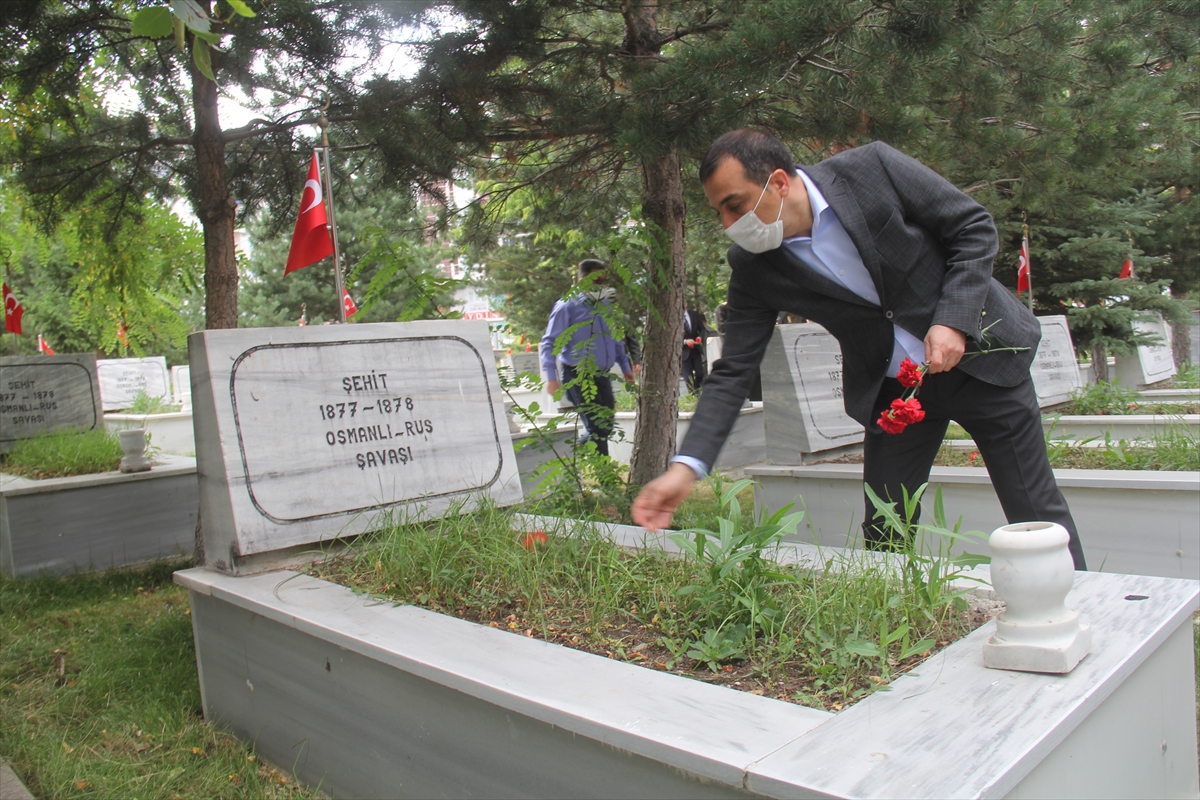 Kars Valisi Öksüz, sürücülerin bayramını kutlayarak çikolata ikram etti