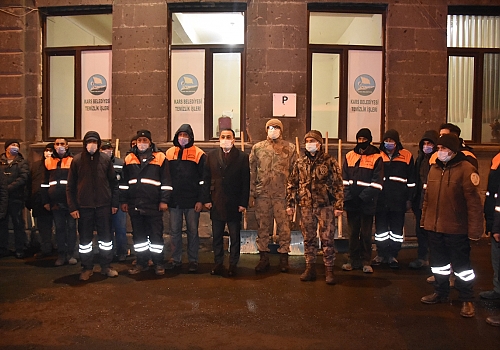 Kars Valisi Öksüz, yeni yıla görev başındaki güvenlik güçleri ve sağlık çalışanlarıyla girdi