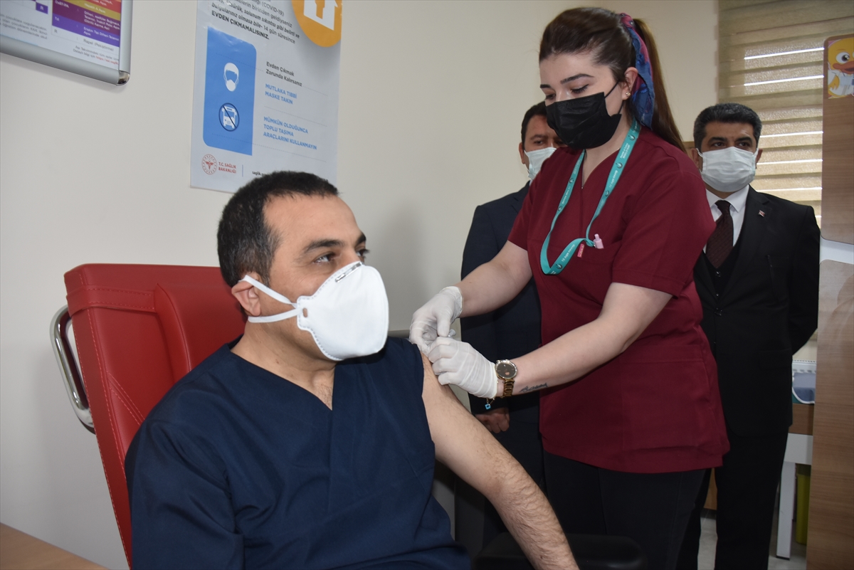 Kars Valisi ve Belediye Başkan Vekili Öksüz, Kovid-19 aşısının ilk dozunu yaptırdı: