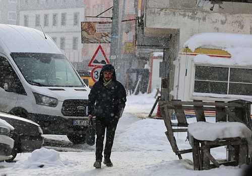 Kars ve Ardahan'da etkili olan kar, etrafı beyaza bürüdü