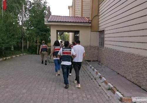 Kars ve Ardahan’da yurda yasa dışı girdikleri belirlenen 4 düzensiz göçmen yakalandı.