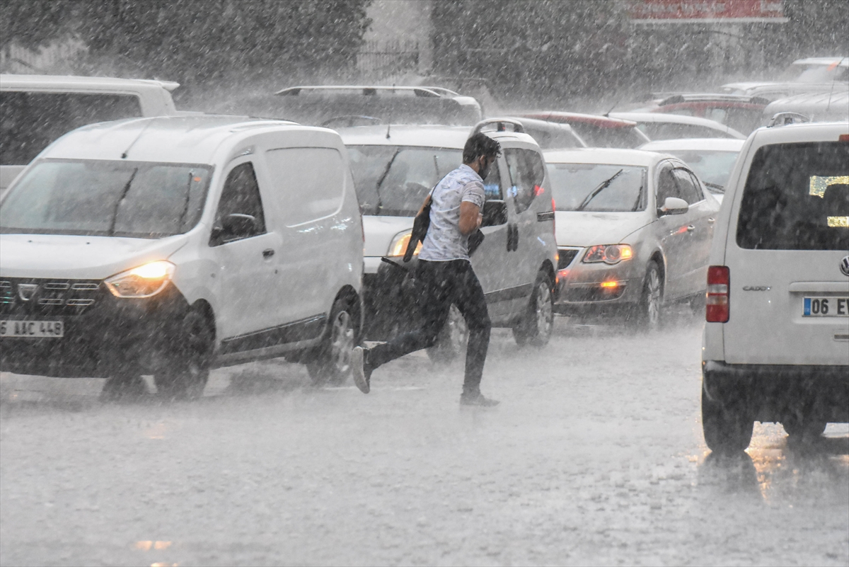 Kars ve Ardahan'da dolu etkili oldu