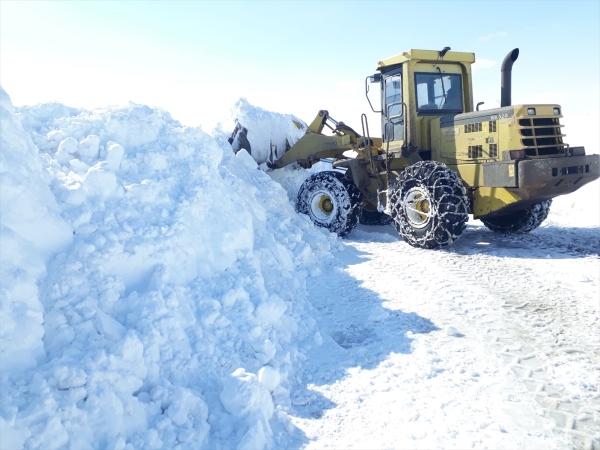 Kars ve Ardahan'da kar nedeniyle kapanan 49 köy yolu ulaşıma açıldı
