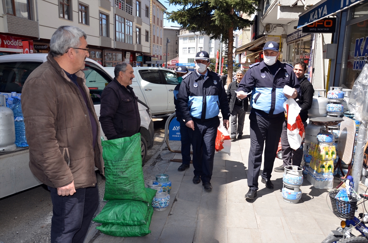 Kars ve Ardahan'da Kovid-19 salgınına karşı maske dağıtıldı