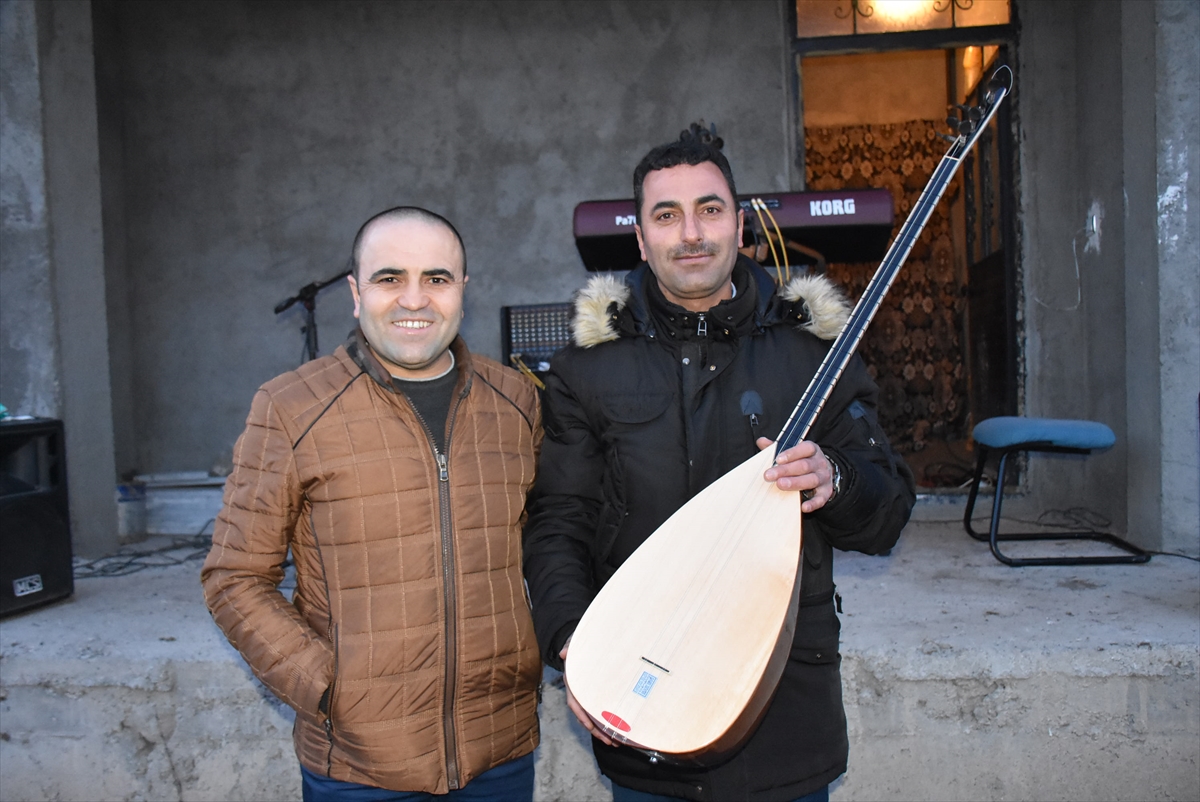 Karslı aşıklar evden çıkmayanlar için balkondan moral konseri verdi