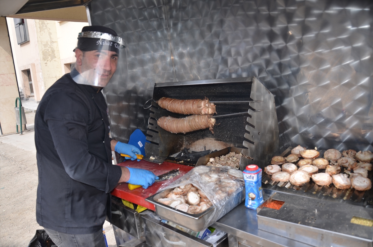 Karslı esnaftan sağlık çalışanlarına kokoreçli teşekkür