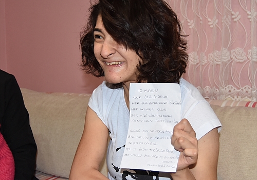 Karslı serebral palsi hastası Selin Aksoy, Atatürk sevgisini yazdığı şiirle anlattı