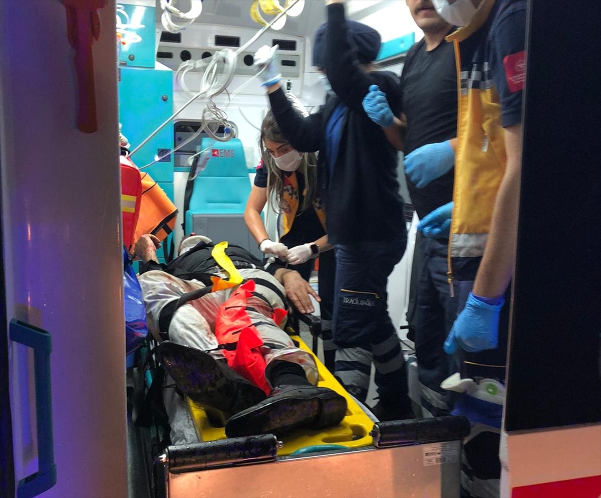 Kars'ta 2 otomobil çarpıştı: 3 yaralı